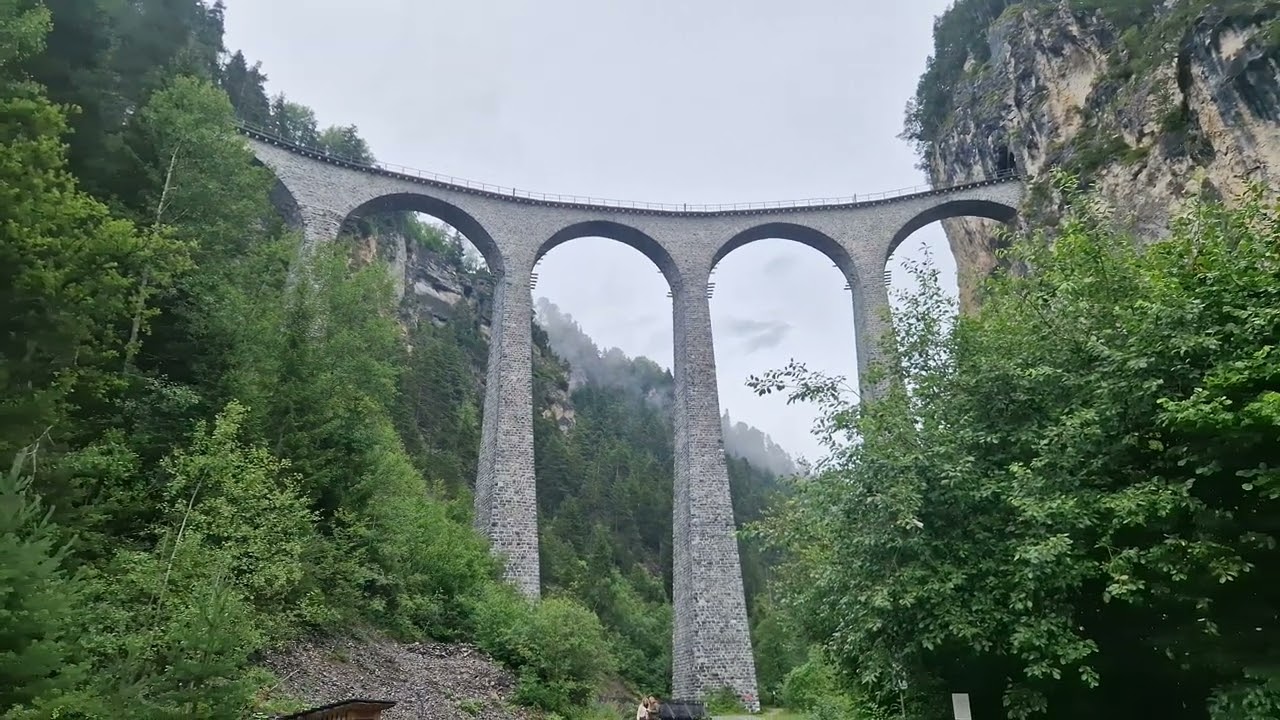 Landwasser-Shuttle fährt über Landwasser-Viadukt - Juli 2025