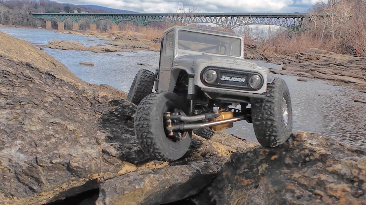 Радиоуправляемая модель для скалолазания посреди реки | TRX4m