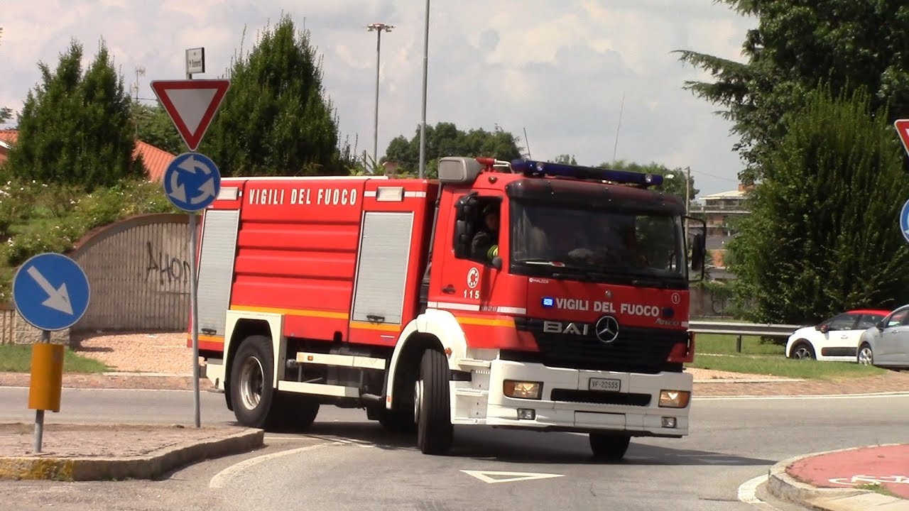 [INCENDIO TETTO] ARRIVO APS + ABP + VETTURETTA + CARRO ARIA VVF VARESE IN SIRENA (Gallarate)