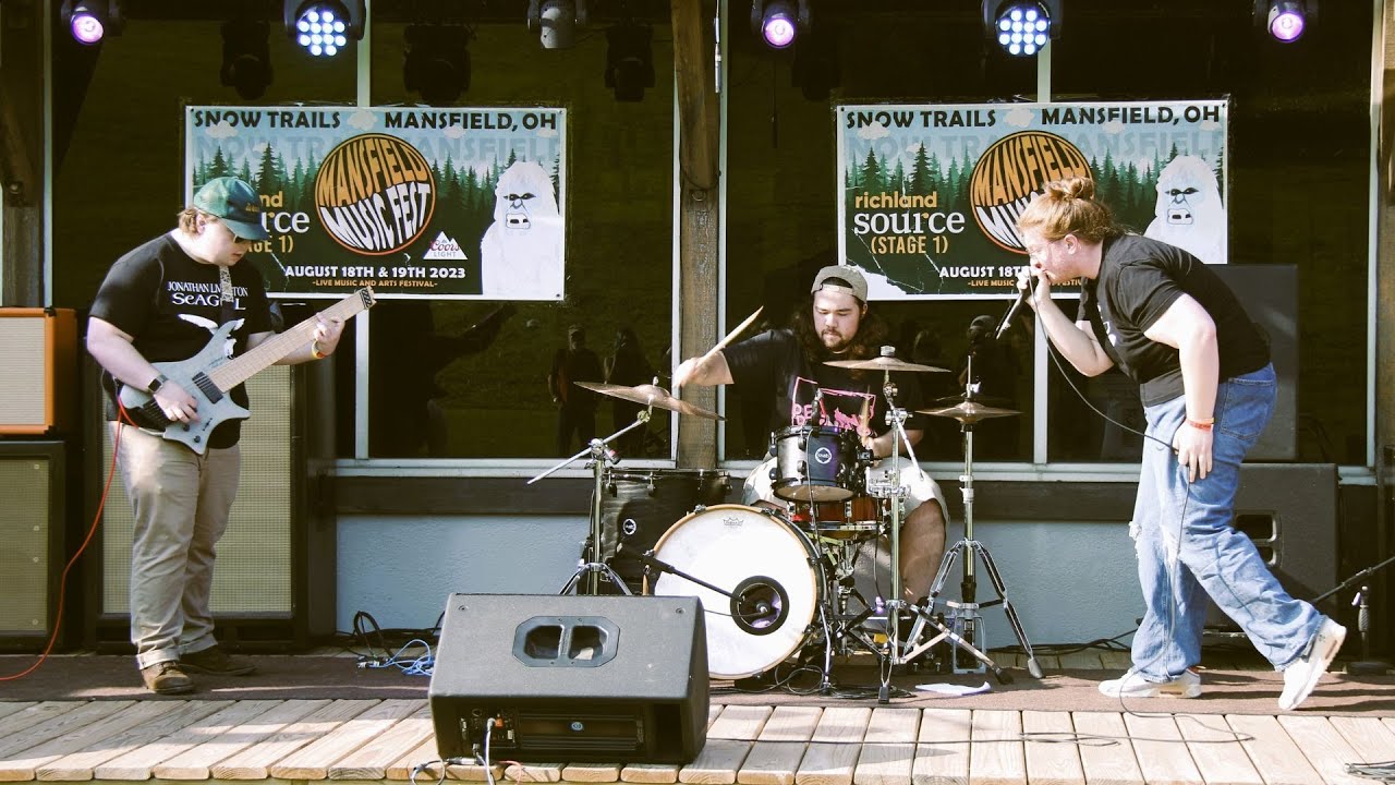 Middling performs “I Think I Tore My Heart Out” at Mansfield Music Fest 2023