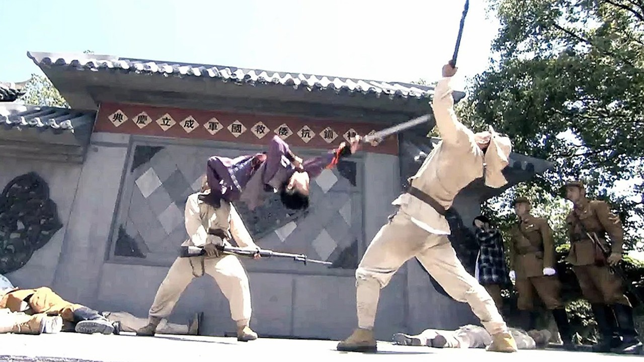 女英雄孤身挑戰8名敵人，秒殺全場，日軍司令目瞪口呆！