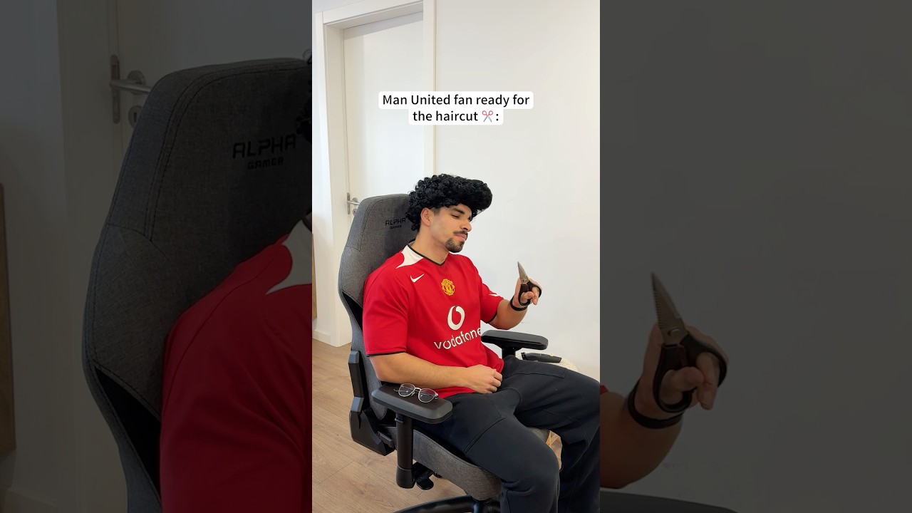 Man United Fan&rsquo;s Haircut Tonight? ✂️💀