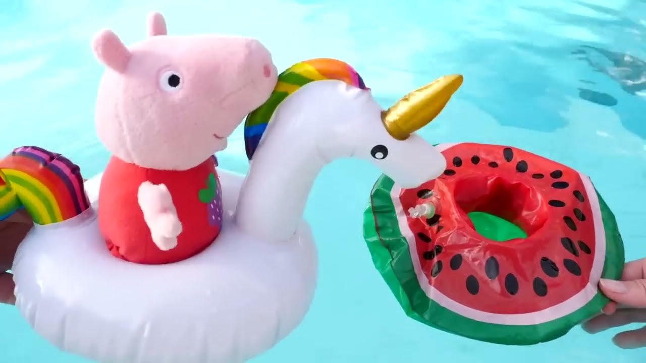 George aprende a nadar no parque aquático com a ajuda de sua boia!🏊‍♂️💦