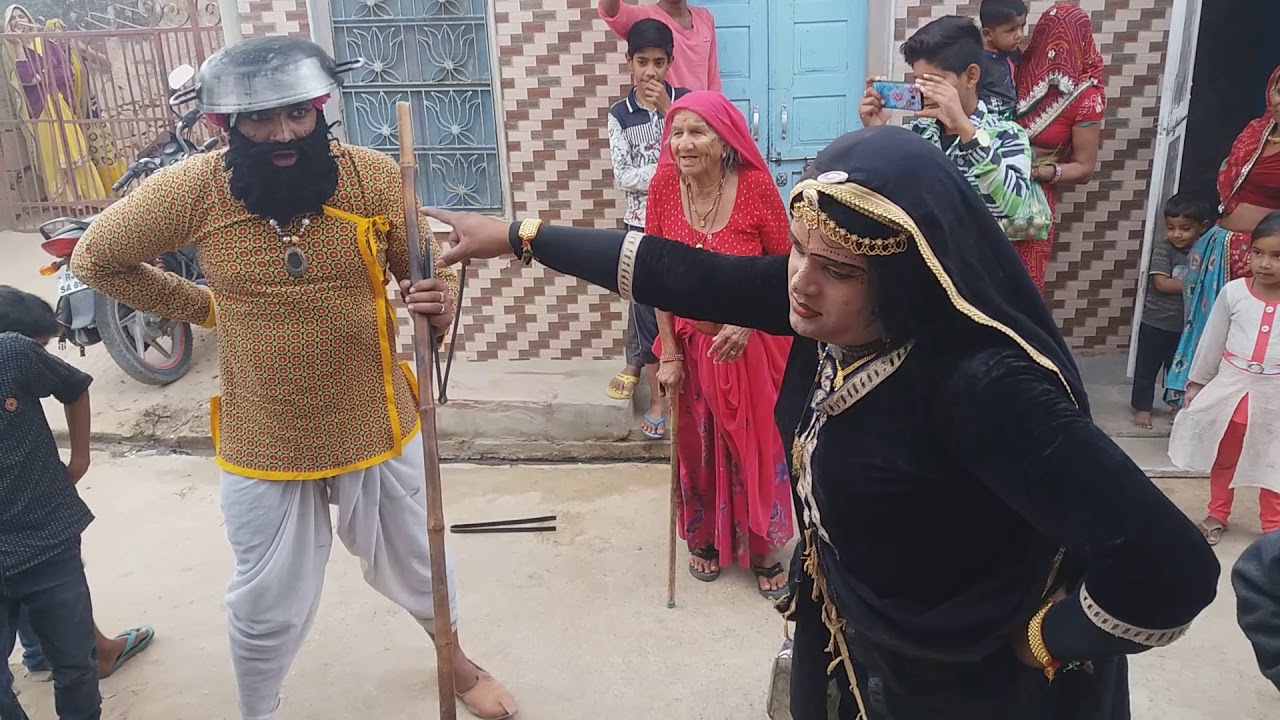 अनील राव बहरूपिया कोलिया में लुहार लुहारी का स्वांग करते हुए