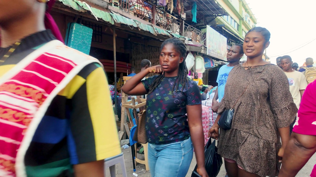 BUSY IN AFRICA MARKET STREETS GHANA ACCRA MAKOLA