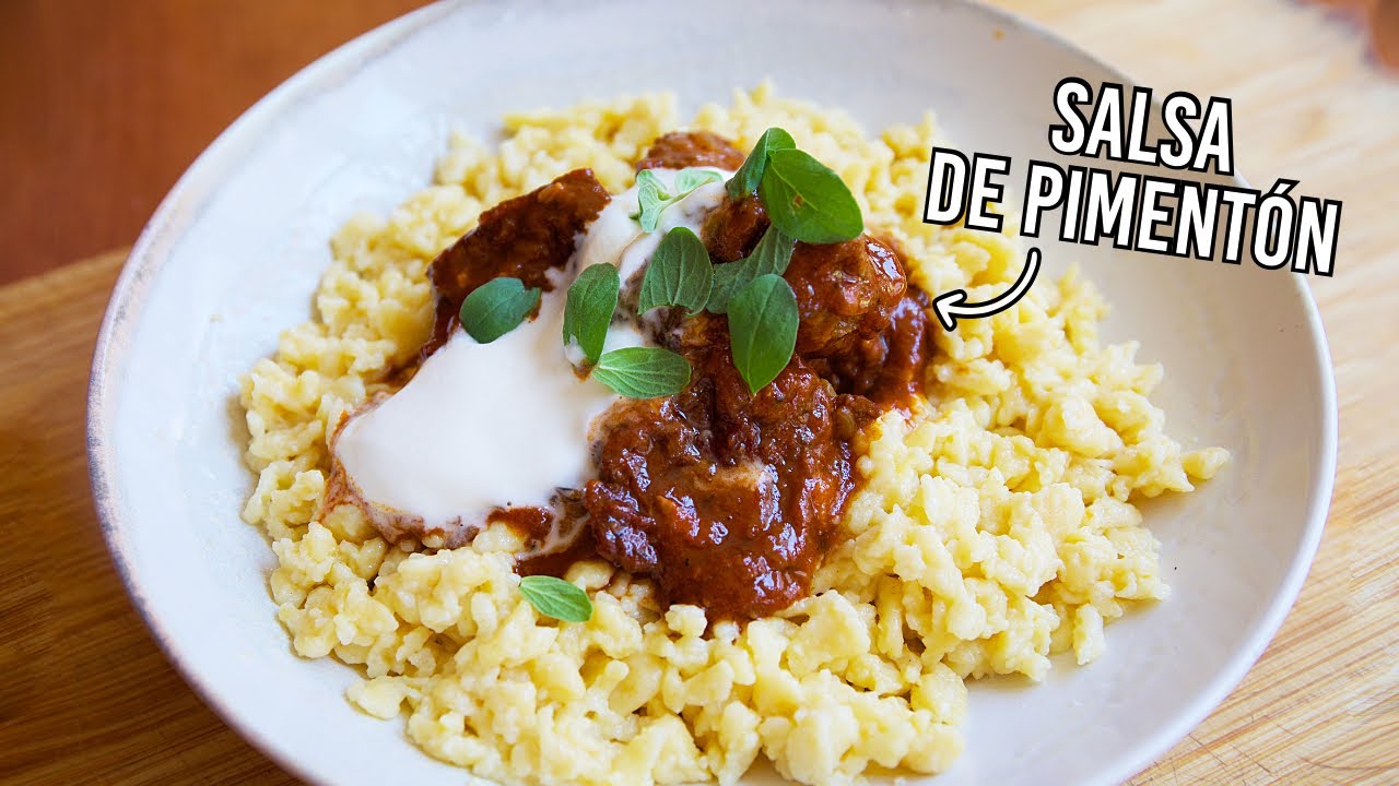 Goulash húngaro auténtico con Spätzle (guiso de ternera)
