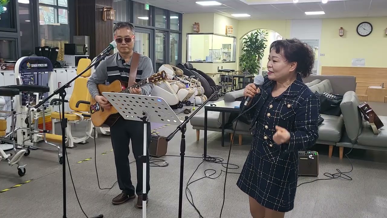 아이 좋아라   어르신들과  어께를  들썩이며  노래봉사 하는  한마음 음악실 