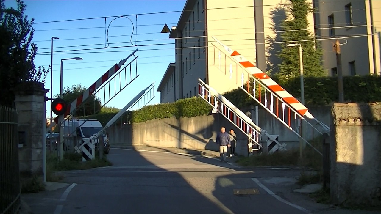 Spoorwegovergang Inverigo (I) // Railroad crossing // Passaggio a livello