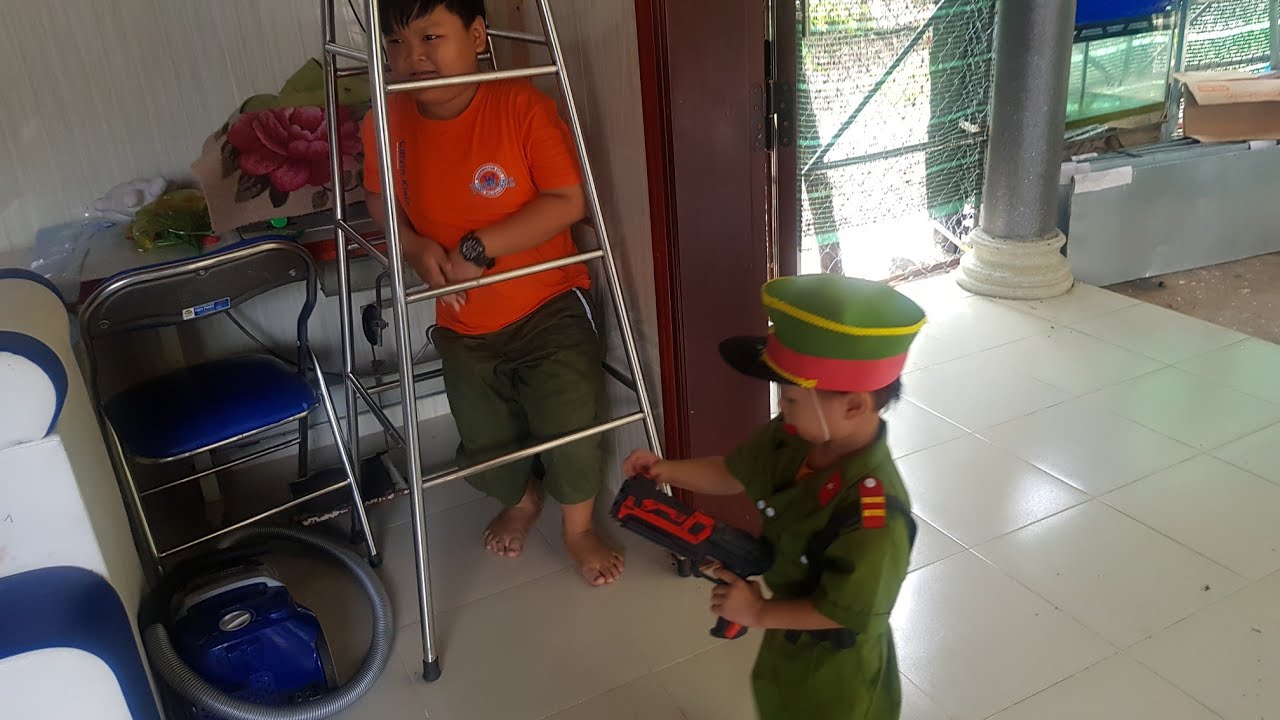 Trò Chơi Bé Làm Công An Bắt Tên Trộm Đồ Chơi (Anh Hai) - Kids Toy Media