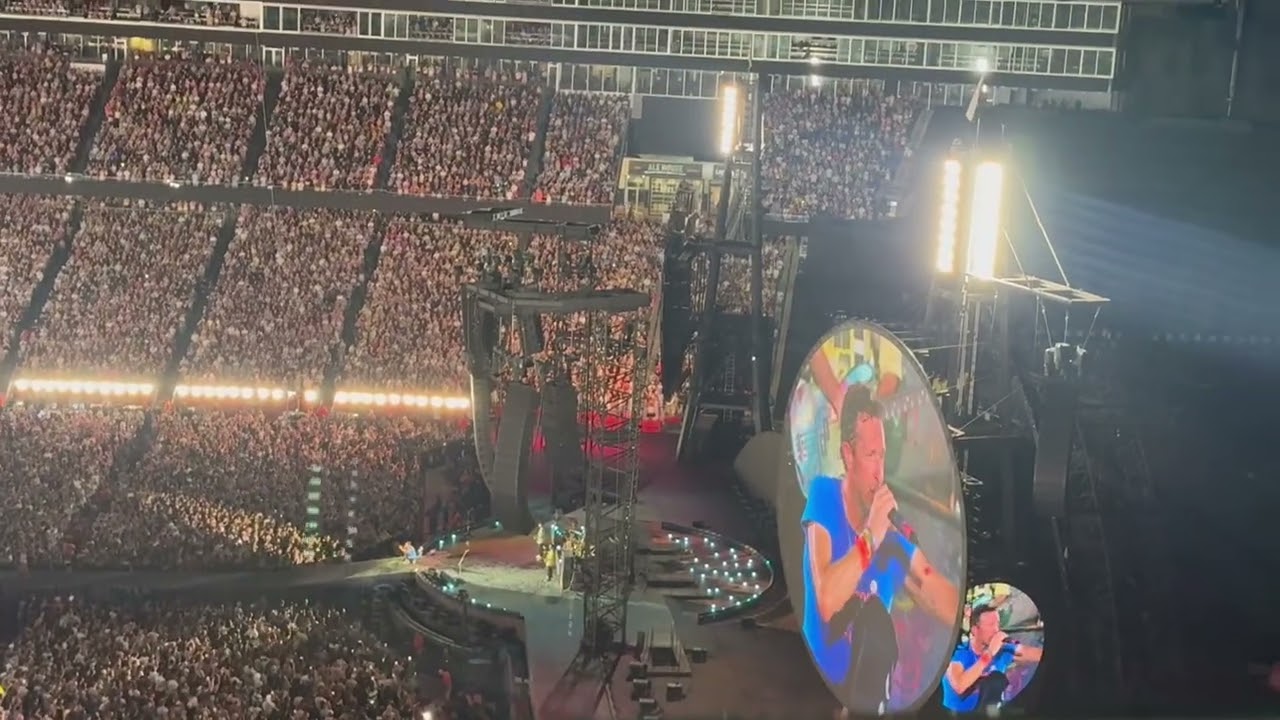 Coldplay Sky Full Of Stars (Gillette Stadium in Massachusetts USA-not Canada)!