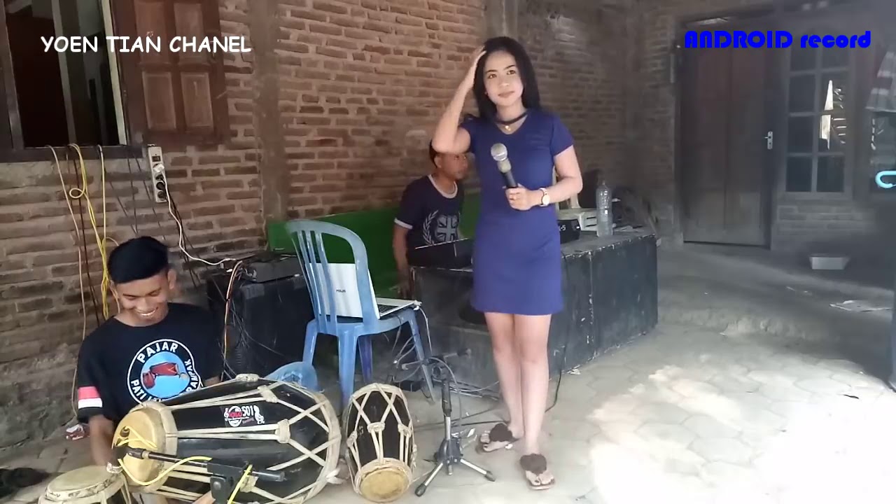 Latihan dangdut disamping rumah