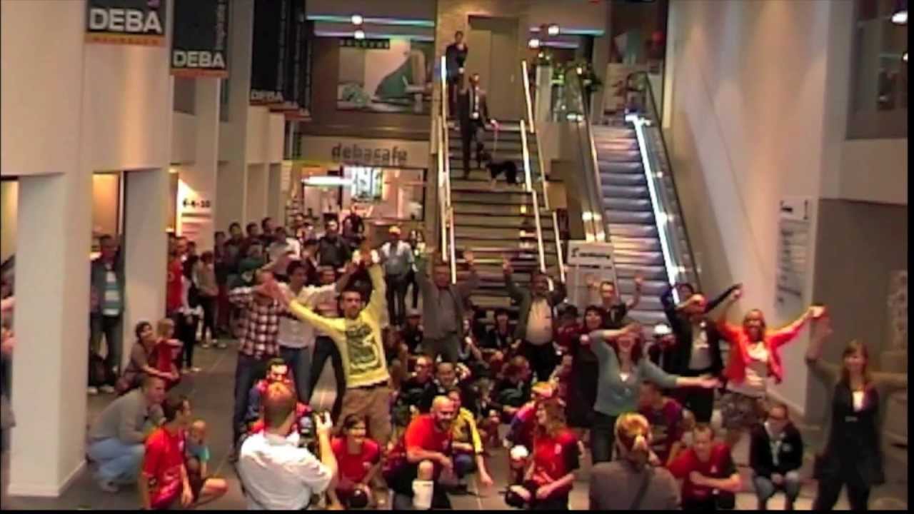 Flashmob marriage proposal Dennis en Lien Marry you Bruno mars Deba Meubelen