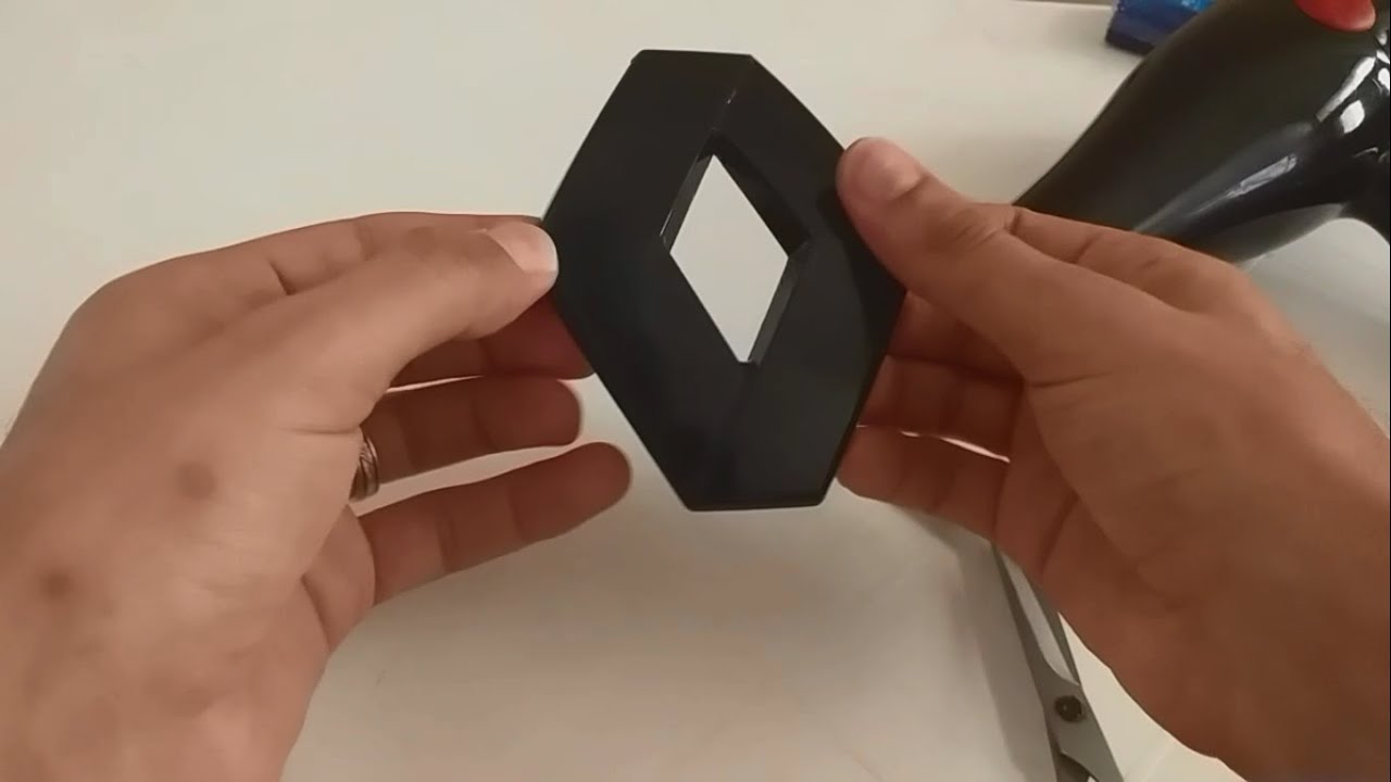 Habillage du losange arrière Renault avec du papier adhésif noir brillant