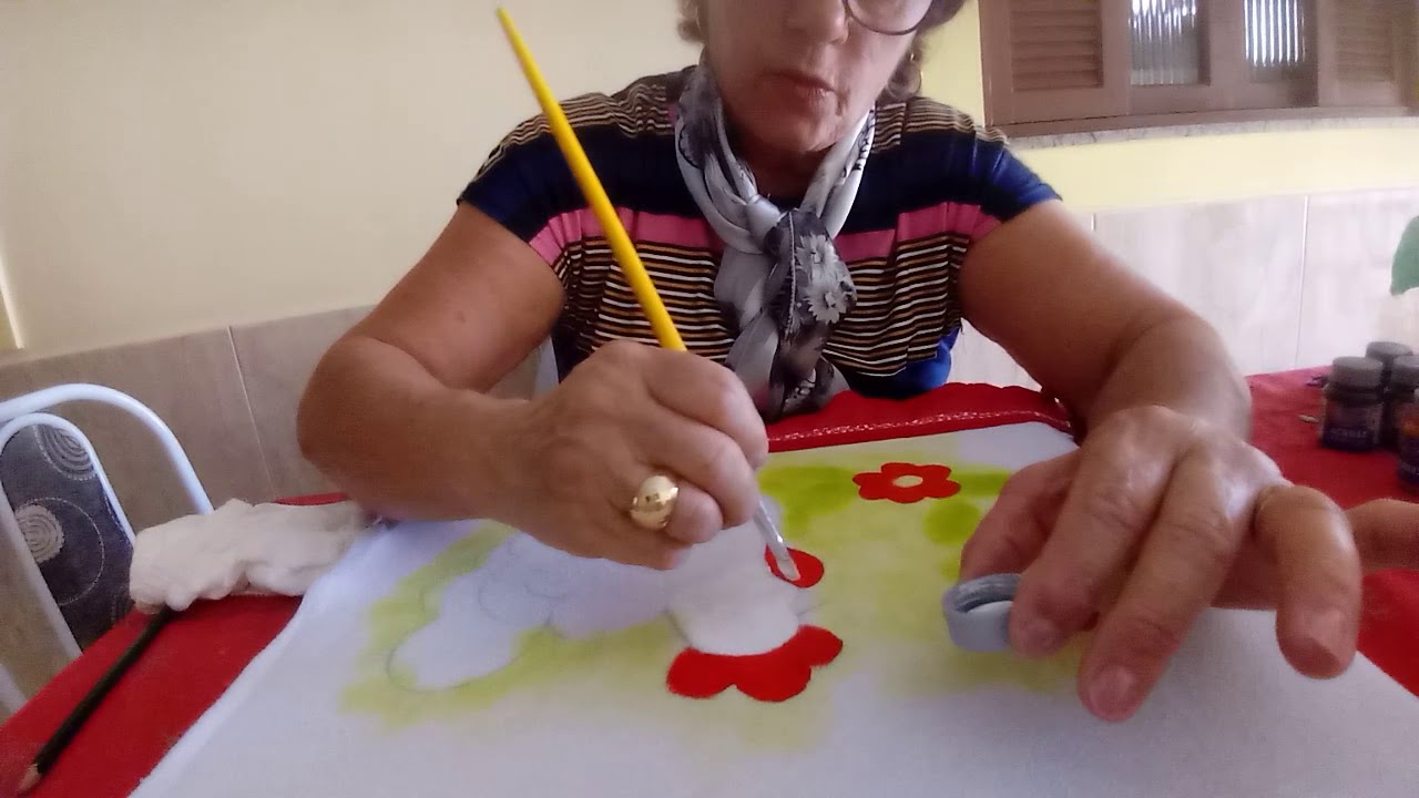 Galinha com fuxicos e pinturas.