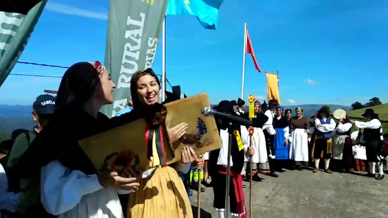 Raquel Alvarez Alonso y Laura &Aacute;lvarez Alonso, las Tsacianiegas, en la fiesta vaqueira de Arist&eacute;bano