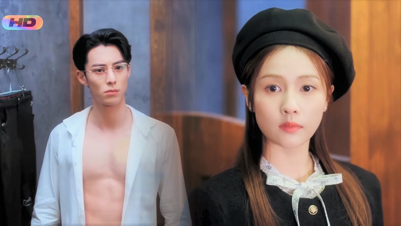Little journalist secretly watches the domineering CEO changing and is deeply attracted by his abs!