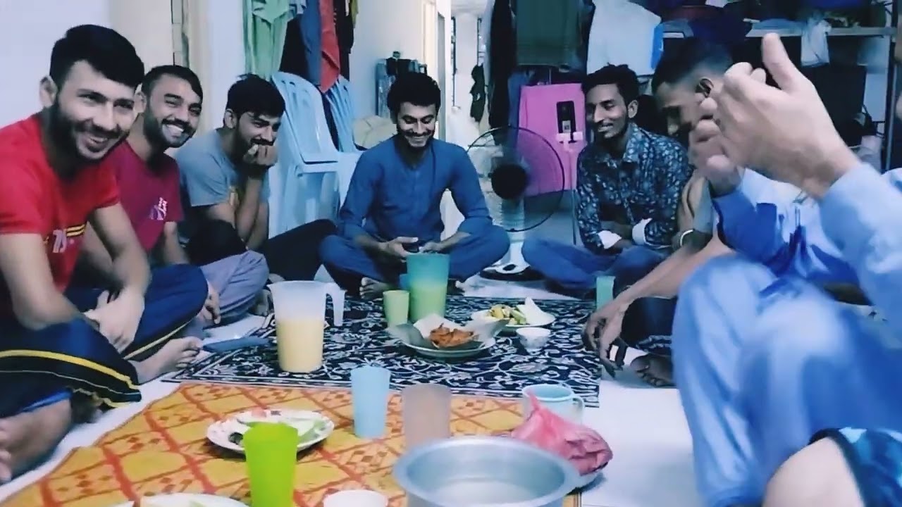 اج سب دوست ایک ساتھ افطاری کرتے ہوئے 🤲🤲