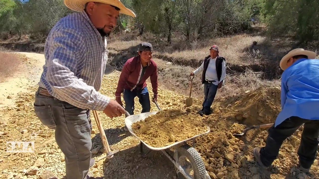 Trabajo comunitario en el camino,San Miguel Aguacates-Santiago del Río #oaxaca #mixteca #trabajo