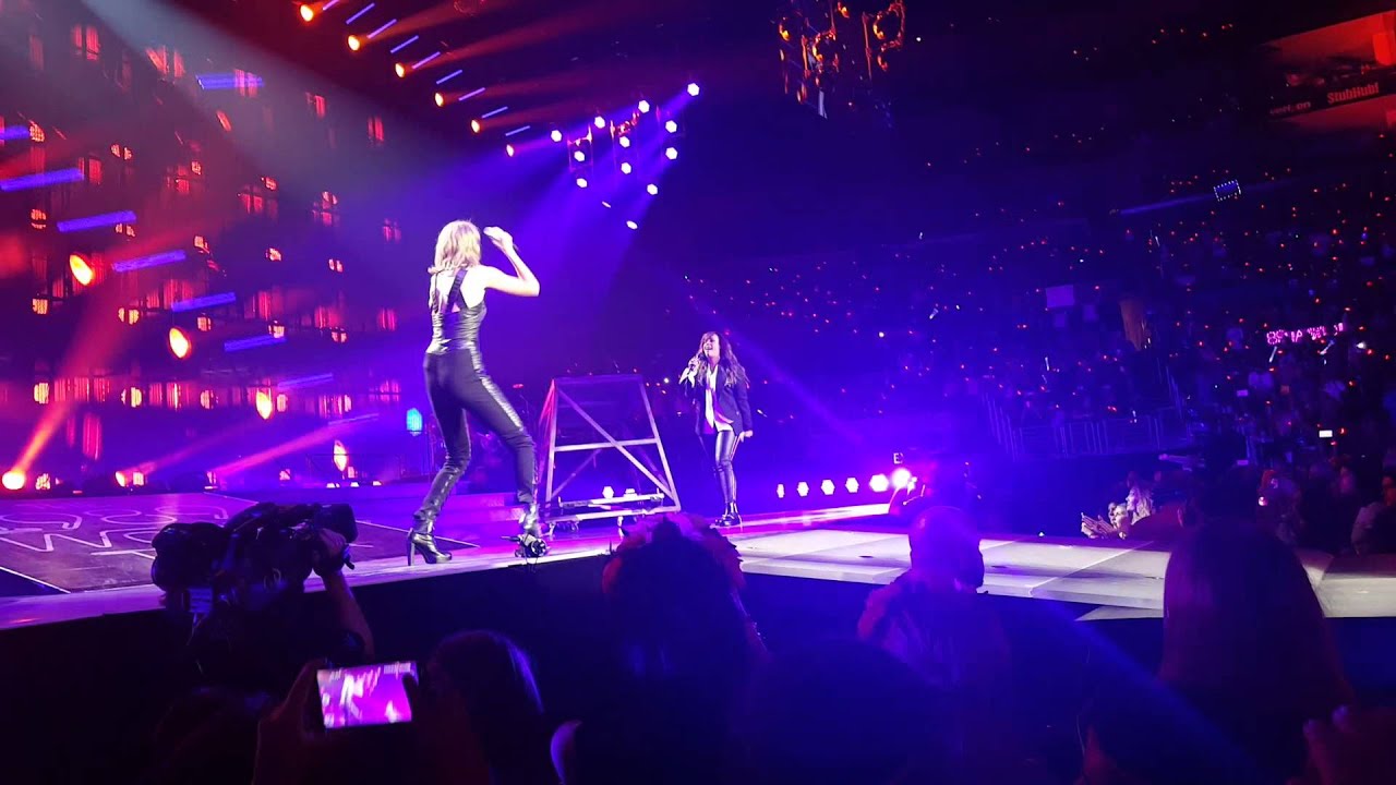 Taylor Swift sings a duet with Alanis Morissette