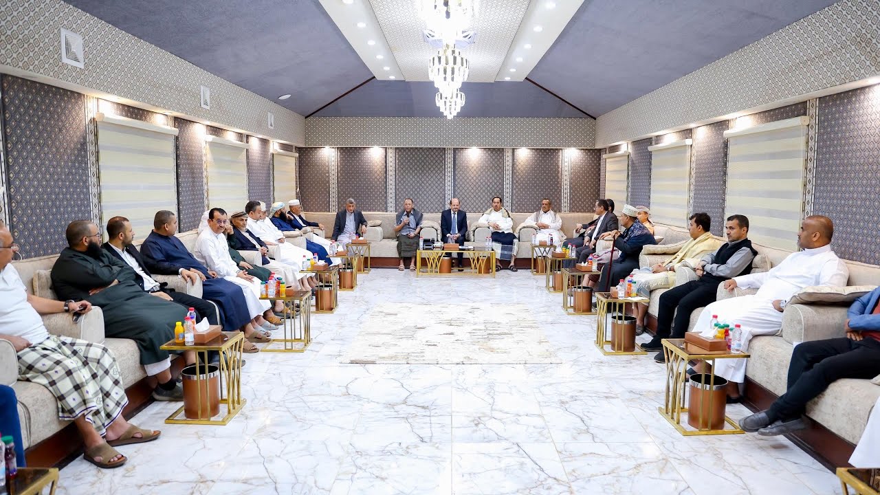 10 3 2026 حضور دولة رئيس الوزراء امسية للغرفة التجارية والصناعية بعدن وعدد من ممثلي القطاع الخاص