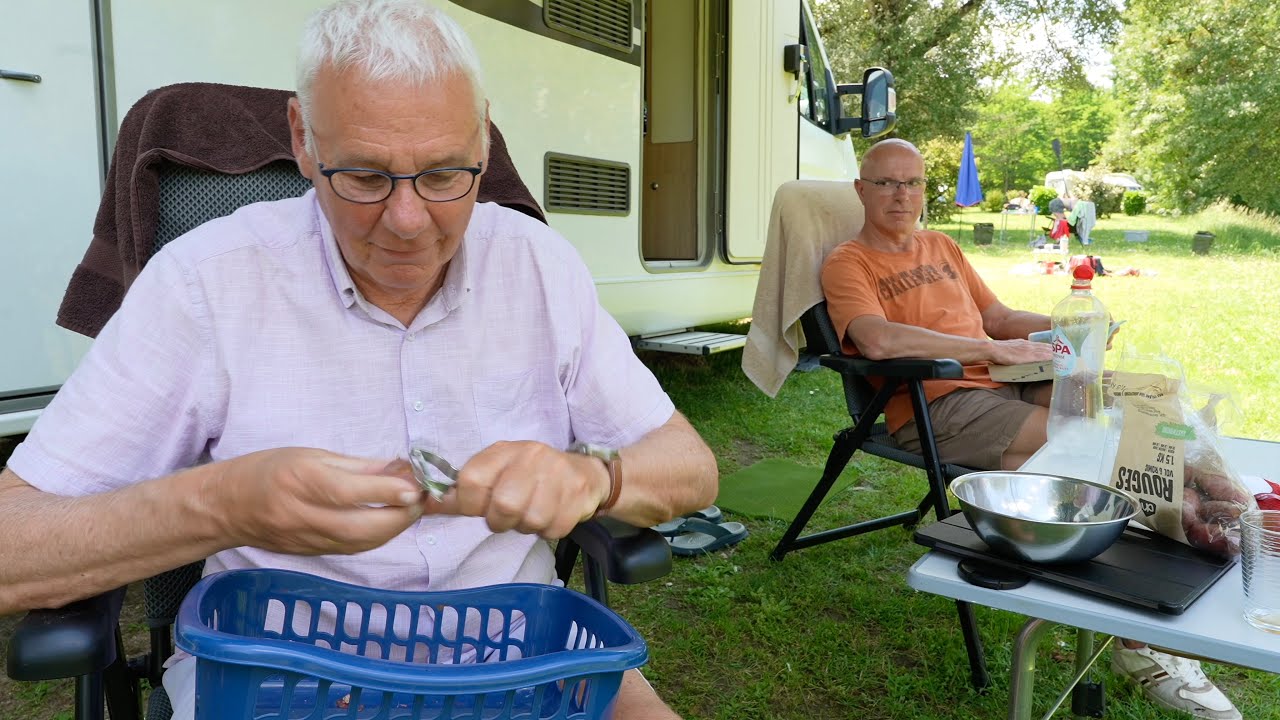 Onze camper vakantie. Vast in de modder, fietsen gestolen, op pad met de wc rol en heel veel lol!
