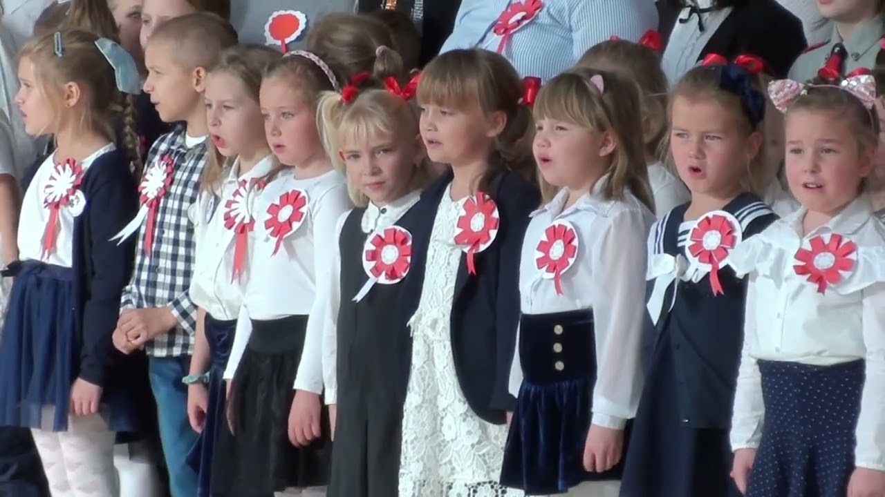 „Szkoła do hymnu” 2022 Uczniowie Publicznej Szkoły Podstawowej nr 26  w Wałbrzychu śpiewają hymn nar