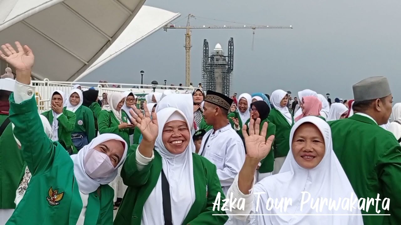 Perjalanan wisata religi ke Masjid Al-Kamil Jatigede Sumedang menggunakan 3 unit bis pariwisata