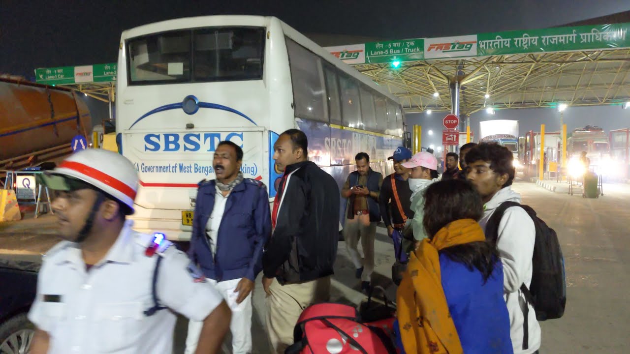 Dankuni Tollplaza-তে বড়সড় দুর্ঘটনা থেকে রক্ষা! ৪-চাকার সঙ্গে ধাক্কা সরকারি বাসের, ঘটনাস্থলে পুলিশ