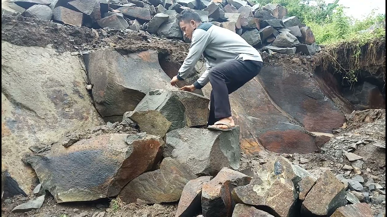 kalo sudah ahli ny mecah batu klihatan sangat mudah