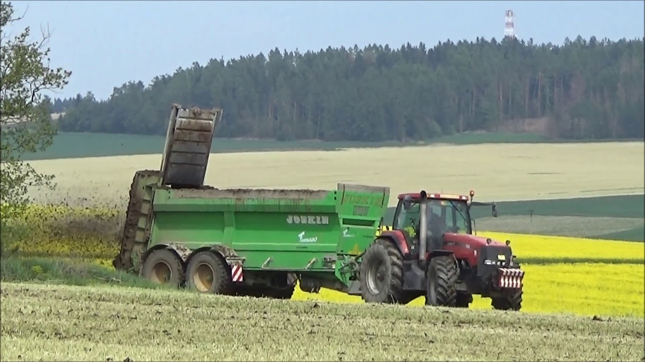 Rozmetání hnoje po Žitu Case MX240 a Versatile 385 s rozmetadly Joskin Tornado 3
