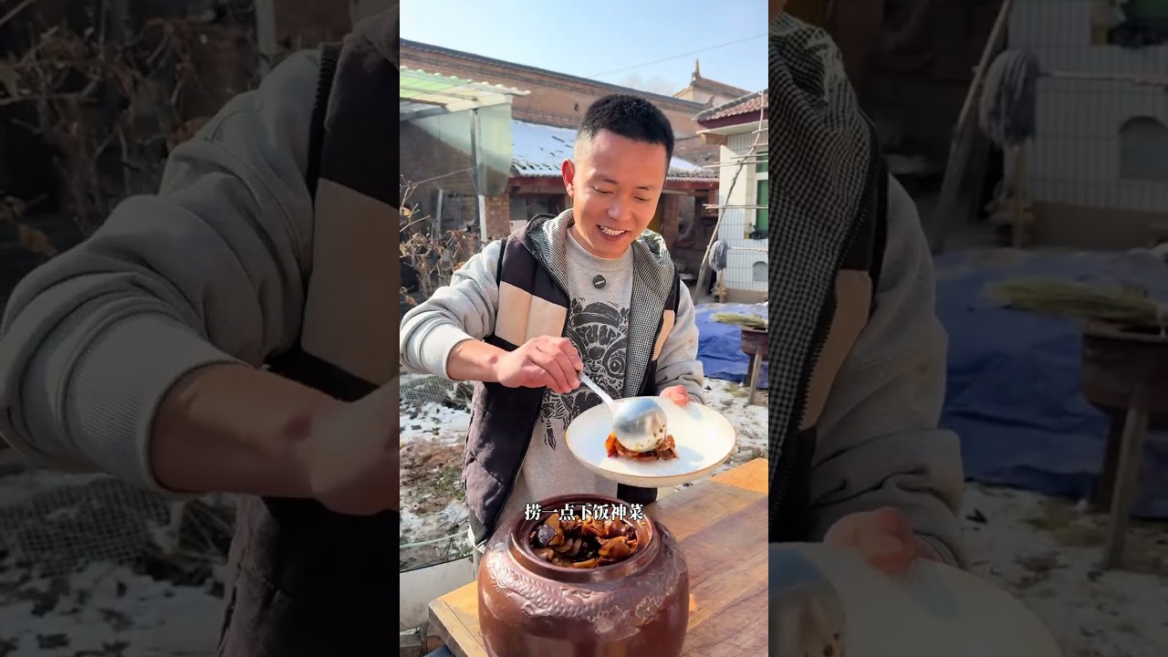 锅一热，油一响， 面片下锅翻炒，香气立马就出来了。 筋道的面片裹着油香和菜香， 一口下去，踏实又满足。  不讲究摆盘，也不需要复杂做法， 几样家常食材，一锅就能炒出一顿好饭。 这就是炒面片—— 最普