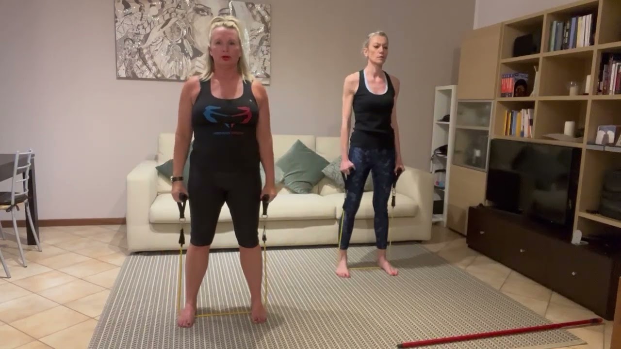 Over 55, lezione di ginnastica avanzata per tutto il corpo con elastico lungo .