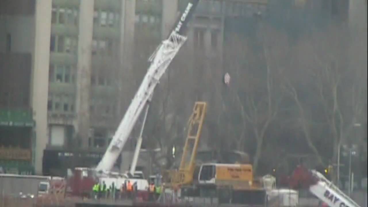 Lifting a Liebherr HS885 track