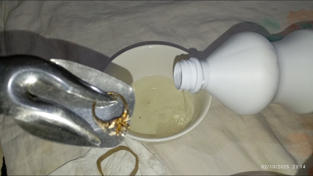 كيفية التعرف على الذهب الحقيقي في المنزل باستعمال ماء جافيل (الكلور)