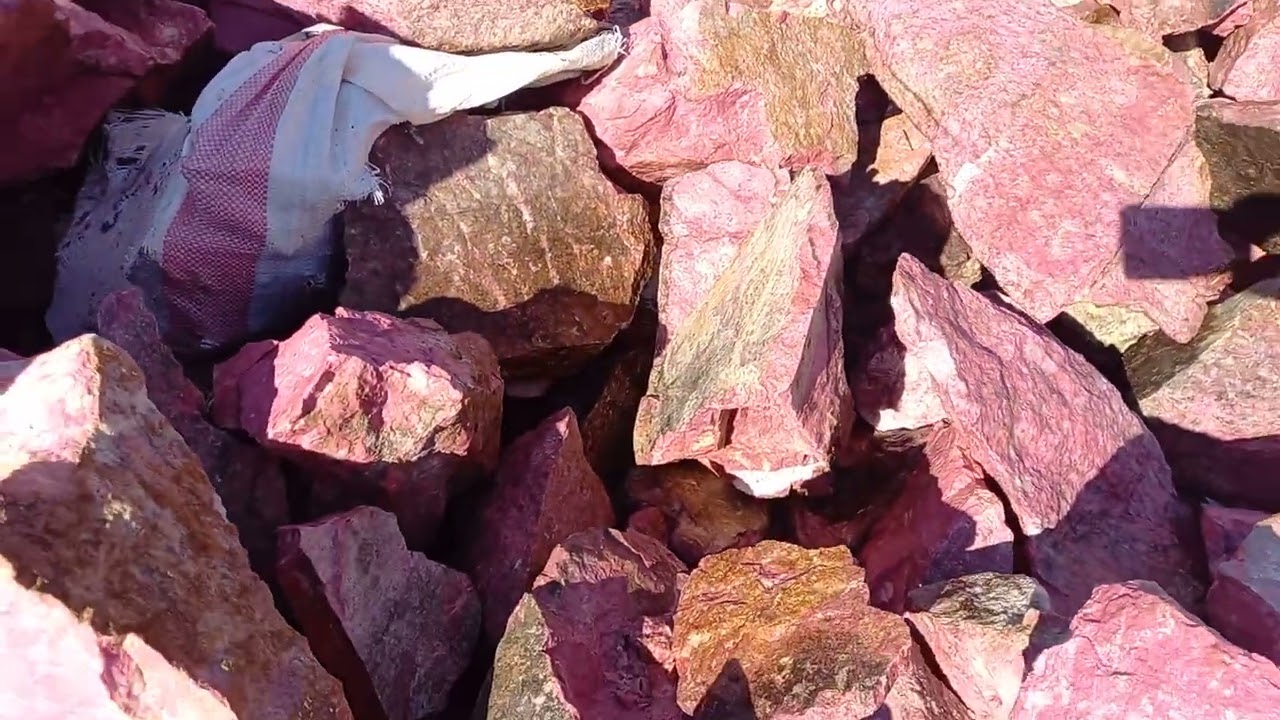 Thulite rough stones