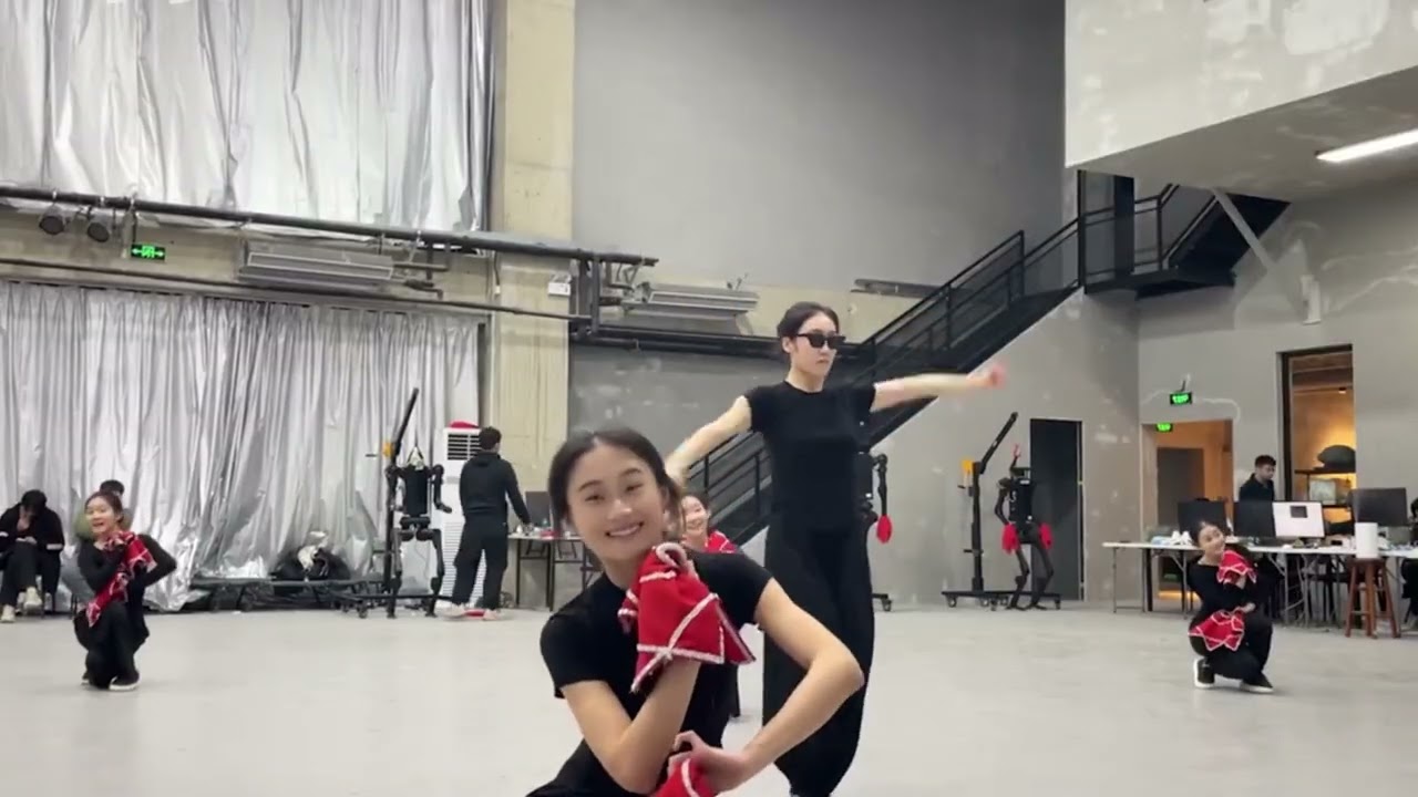 秧 bot 舞蹈｜机器人扭秧歌 ｜ 2025 chinese new year gala ｜ robot chinese dance ｜ 春节