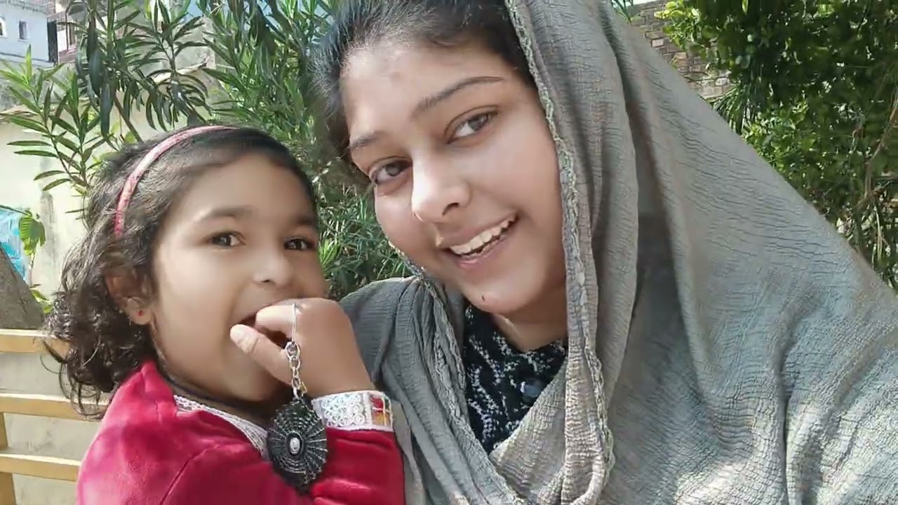 Misbah ko gyi dikhane raste me dikhi shop waha se ki shopping 🛍️