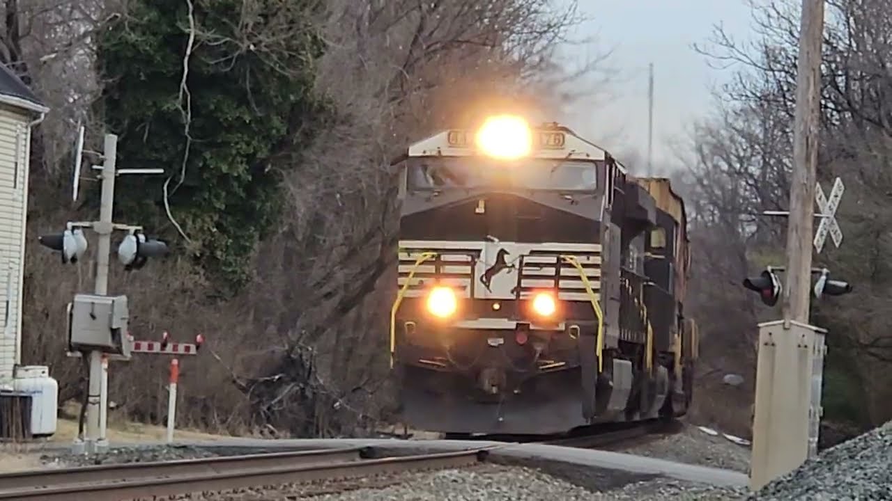 NS 4476 Leads NS 8140 on NS 289 Passing Through in Boyce VA