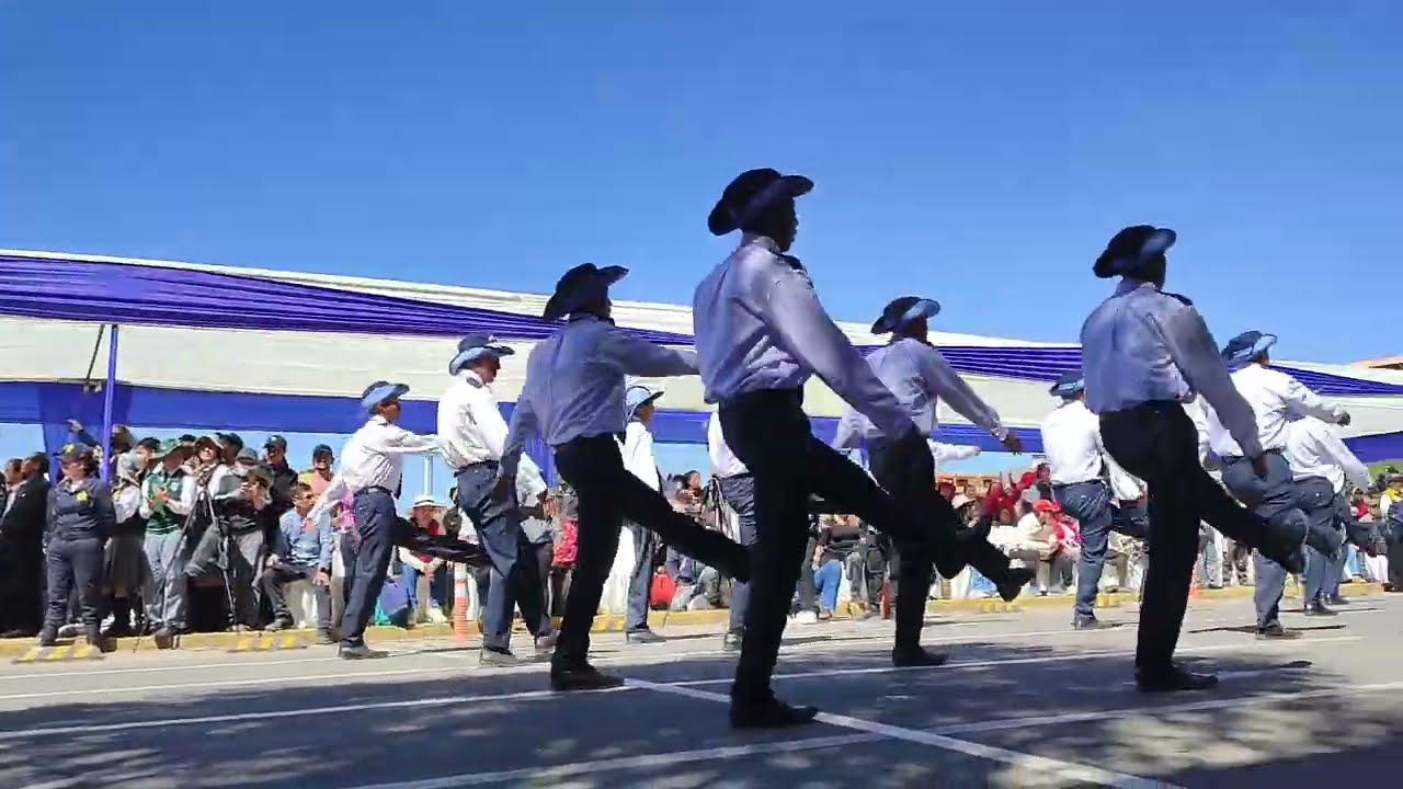 Desfile de la G.U.E. Emblemática Inca Garcilaso de la Vega en Homenaje al Distrito de Wanchaq 2023