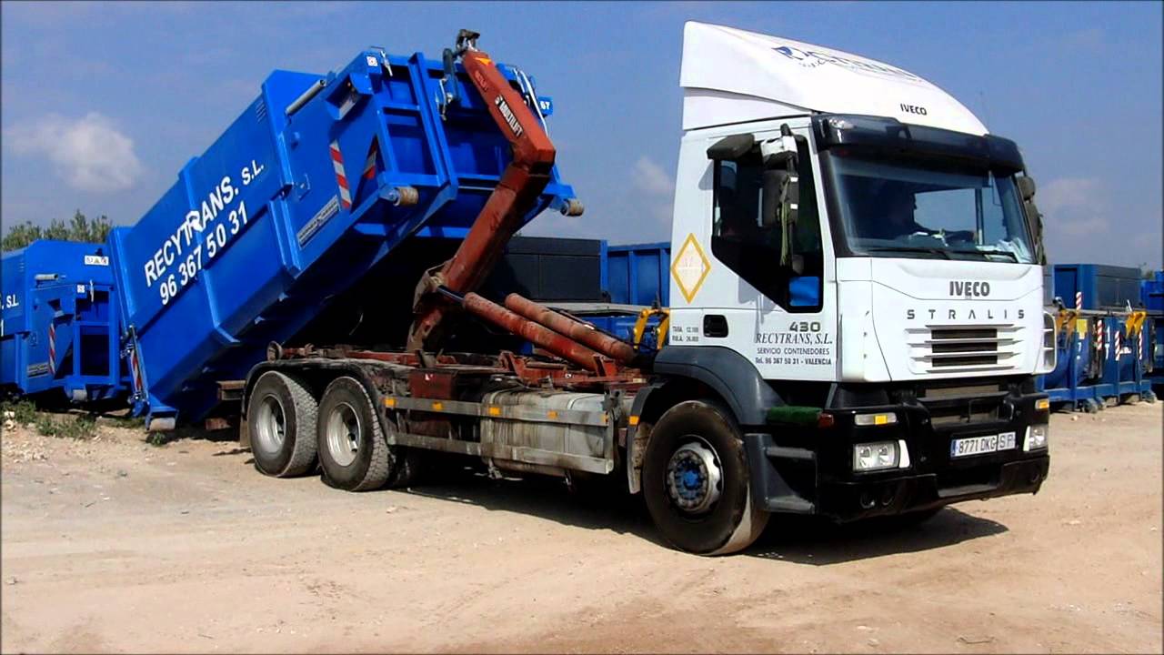 Carga y descarga de compactador de residuos