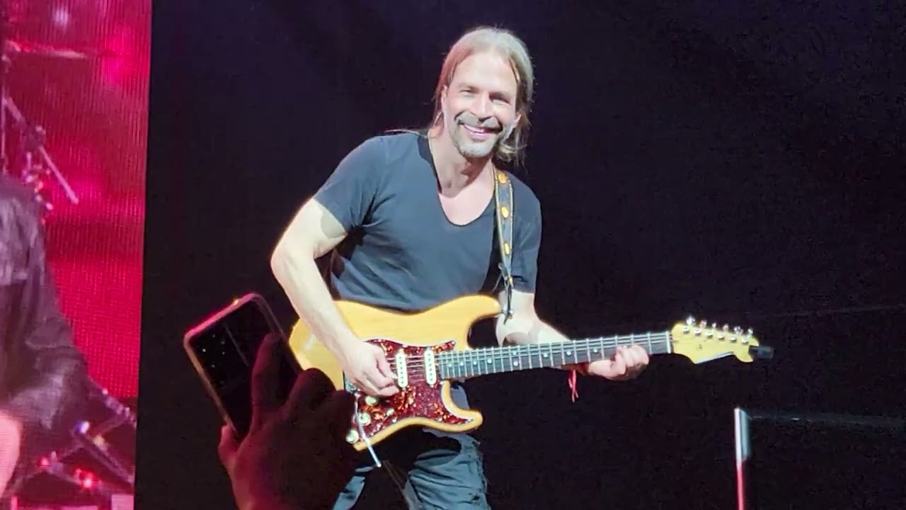 La Residencia Tour at the Forum Maná.   Clavado en un bar 🍸 April 2022.