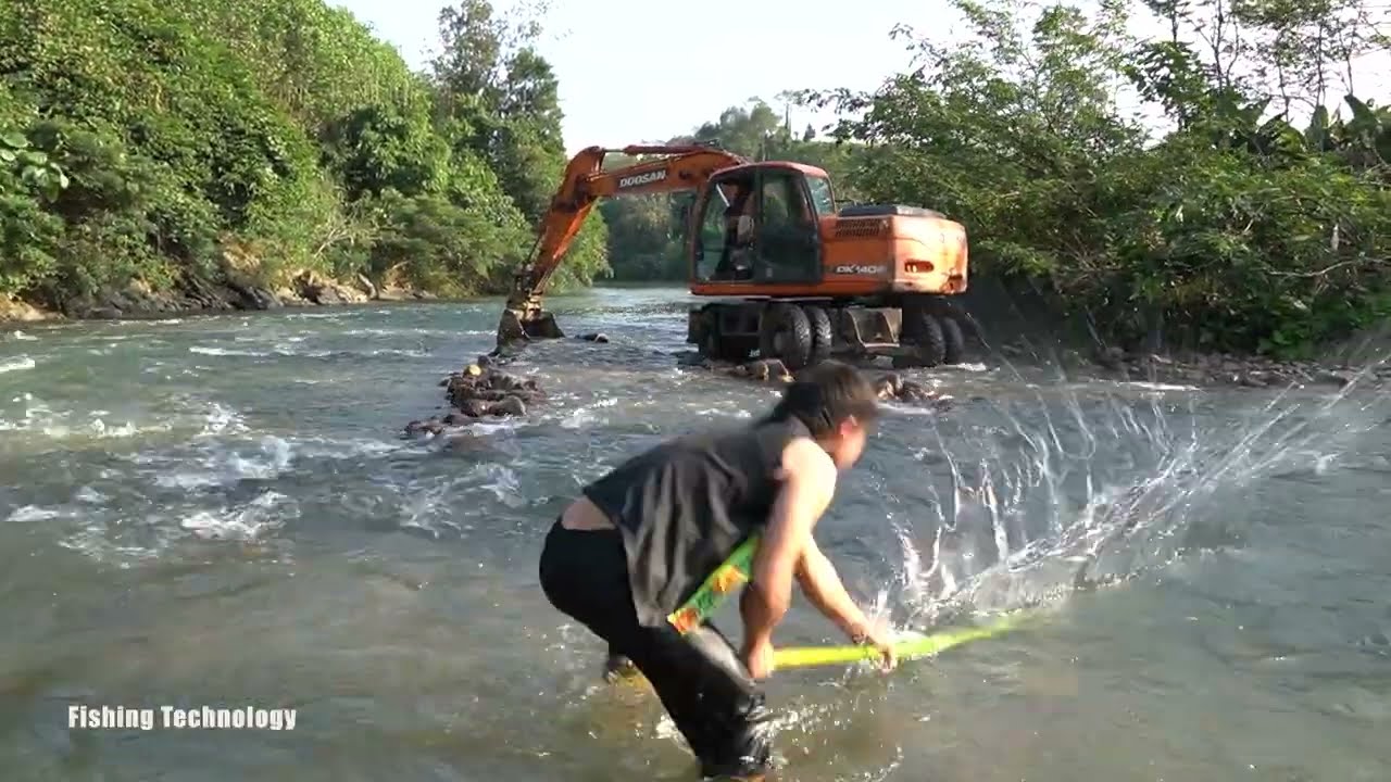 Fishing Exciting Use Large Excavator Build Fish Trap - Catch Many Fish With Large Excavator