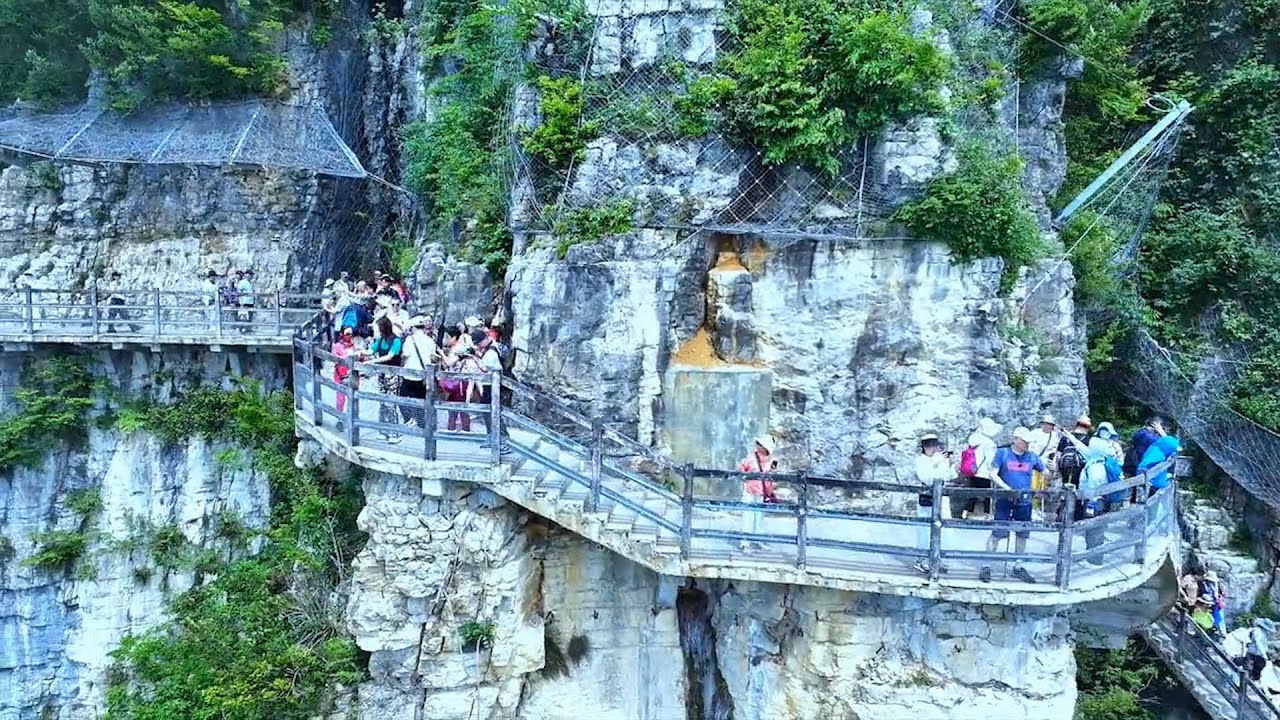 Enshi Grand Canyon: A 250-million-year-old geological wonder历经 2&middot;5 亿年地质奇观-恩施大峡谷