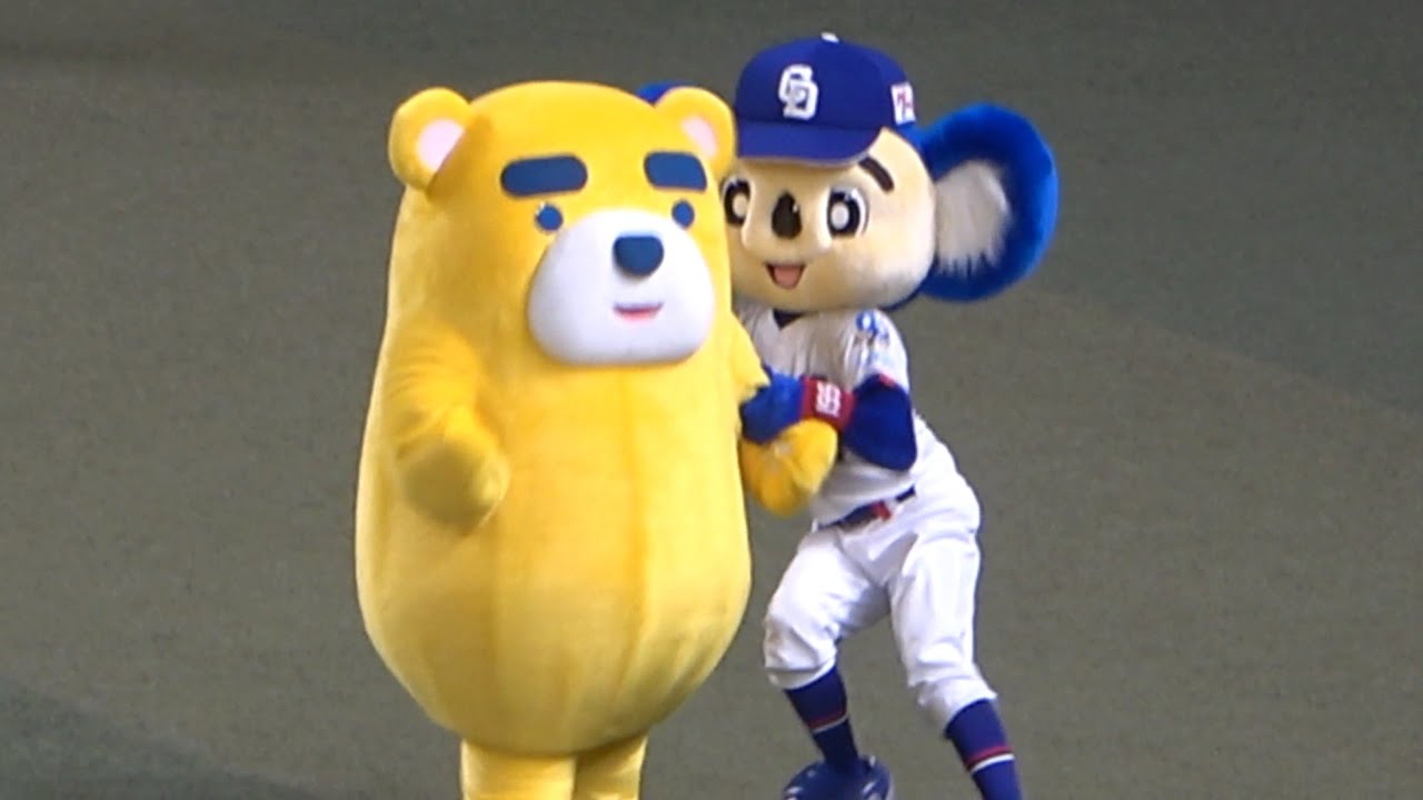 イッチーをおもちゃにして遊んでるドアラ（笑）