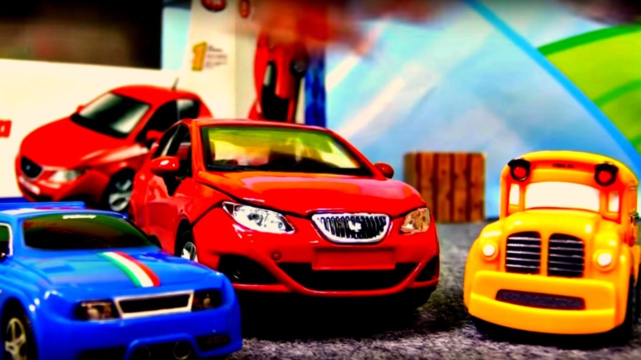 Spielzeugautos - Speedy und Bussy bauen einen Audi A1 - Bburago Autos
