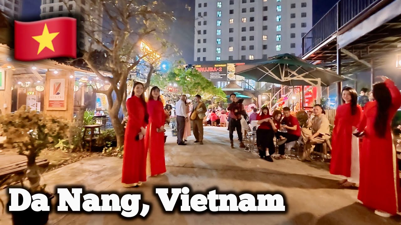 I Didn&rsquo;t Expect This on a Night Walk in Da Nang | Walking & Talking