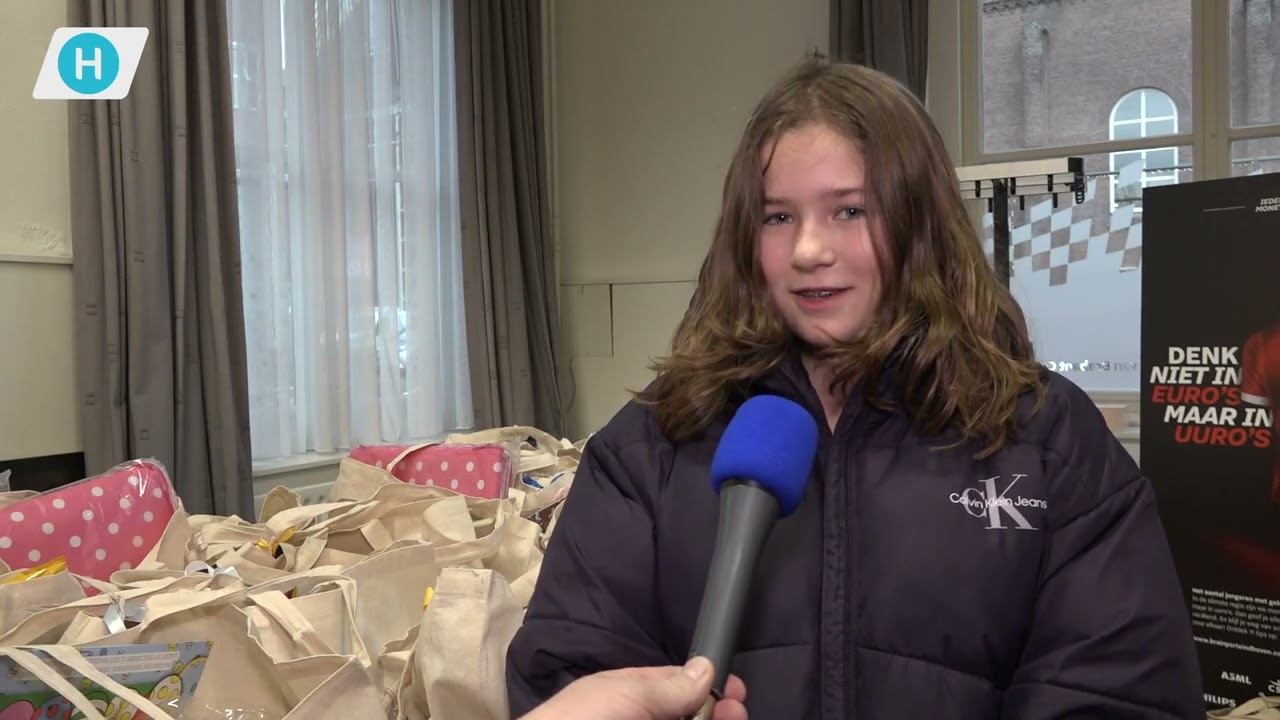Leerlingen van het Jan van Brabant college delen gratis kersttassen uit.