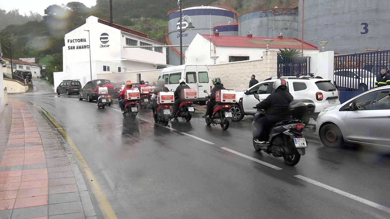 Emotivo funeral del 'rey de las pizzas' escoltado por las motos de reparto