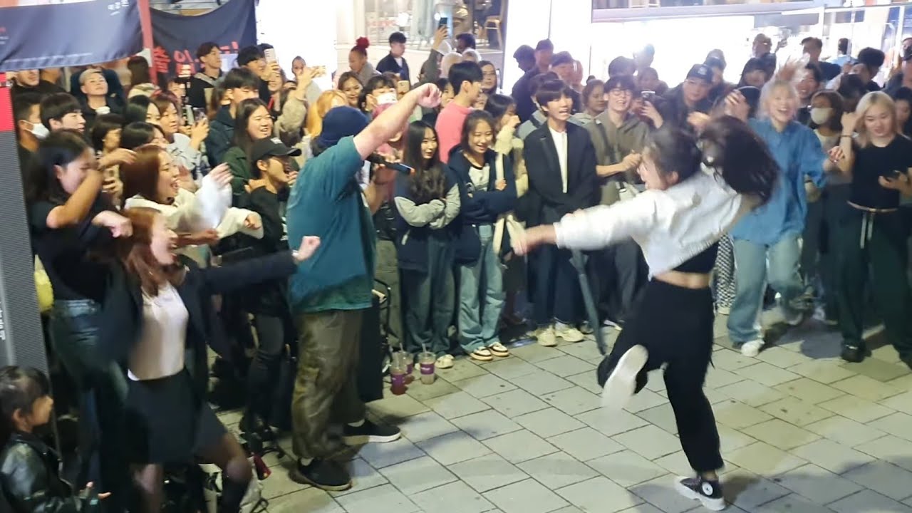 [STREET ARTIST] RED CREW. WITH PASSIONATE SPECTATORS. INTERACTIVE HONGDAE BUSKING. 231014.