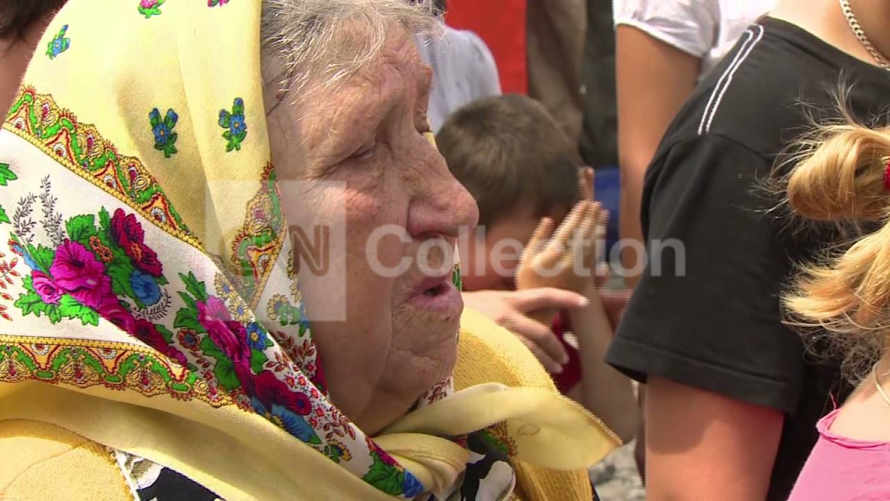 UKRAINIANS FLEE TO RUSSIA BY THE THOUSANDS